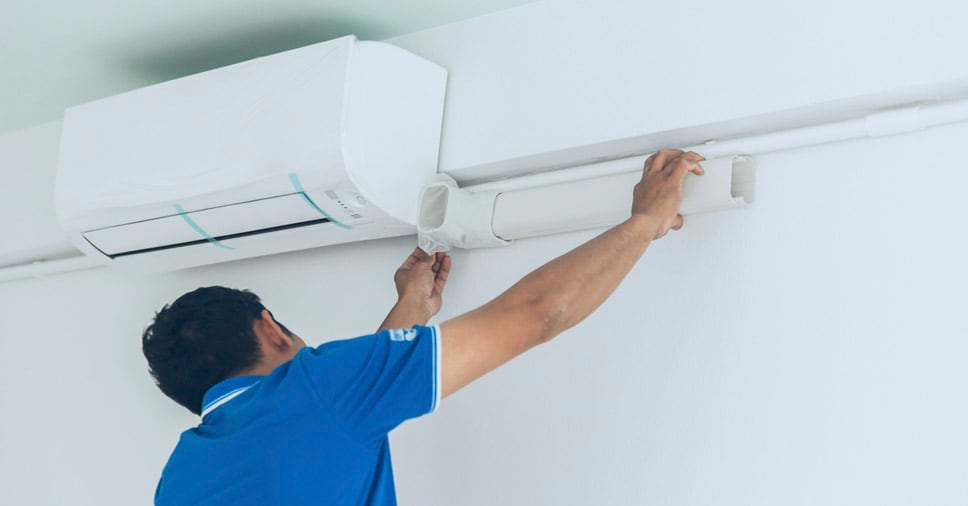 Profissional instalando ar-condicionado split na parede